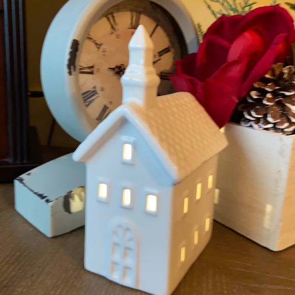 Last 1❗️Lighted Christmas Holiday White Ceramic Village Church - Picture 2 of 10
